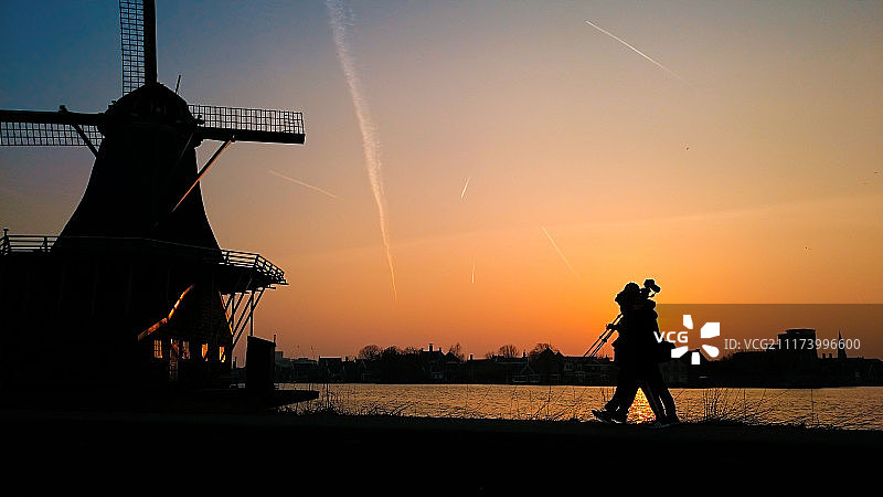 风车与摄影师图片素材