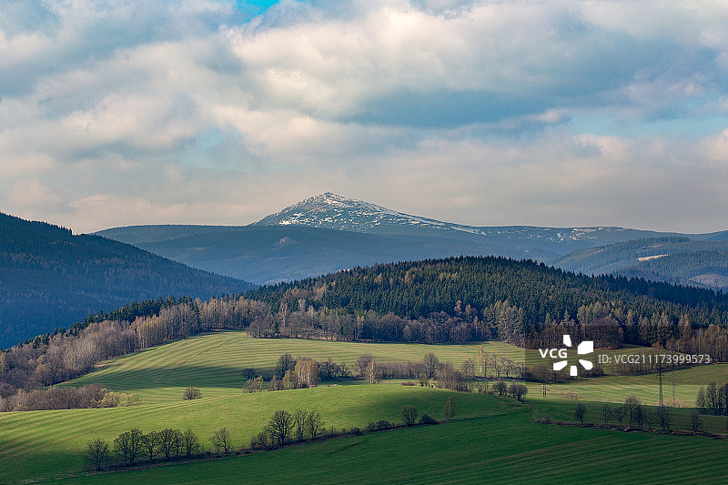 春天的斯涅日卡山图片素材