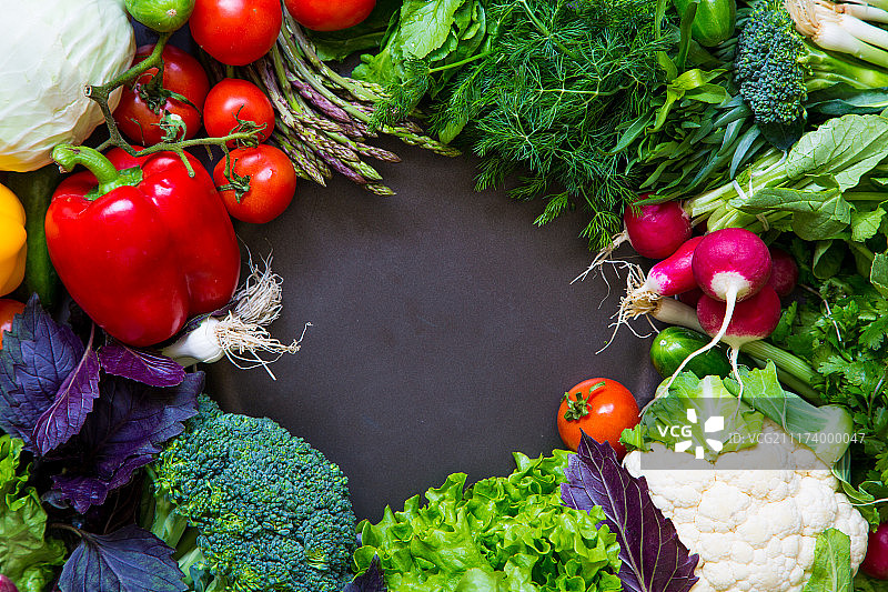 黑色黑板上的新鲜春季蔬菜图片素材