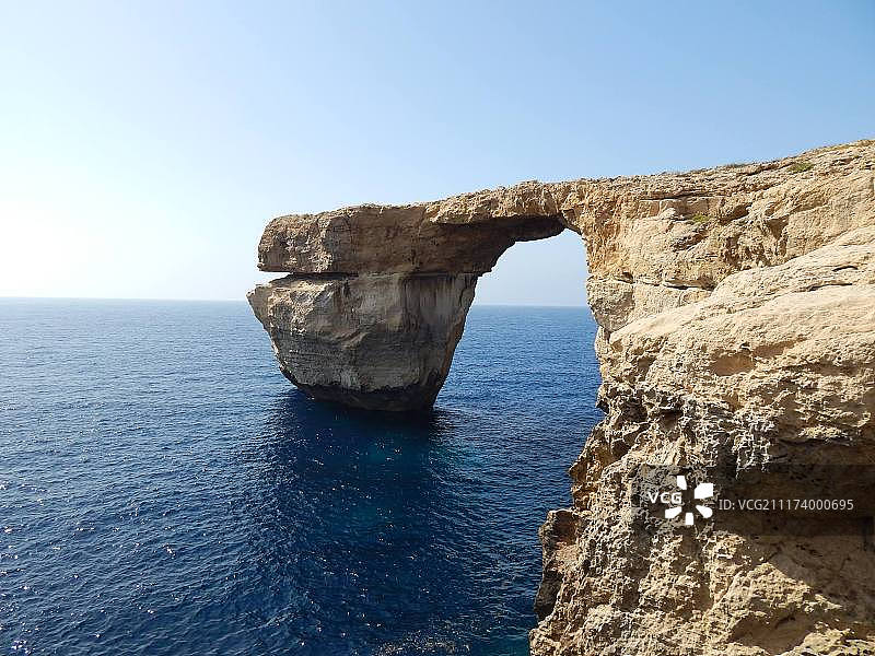 海边的天然拱形岩石图片素材