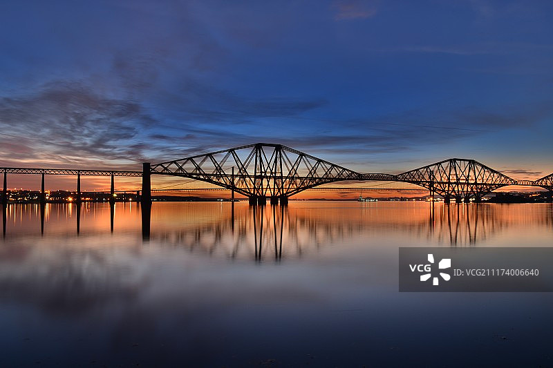 黄昏时的钢桥图片素材