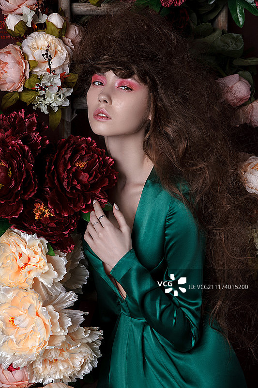 手持鲜花的女孩图片素材