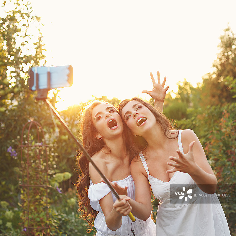 两姐妹开心地自拍图片素材