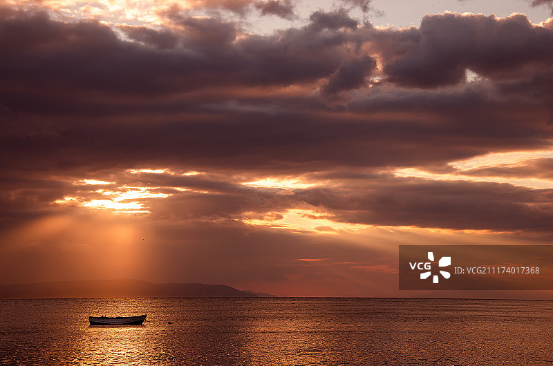 穿过云层的光线图片素材