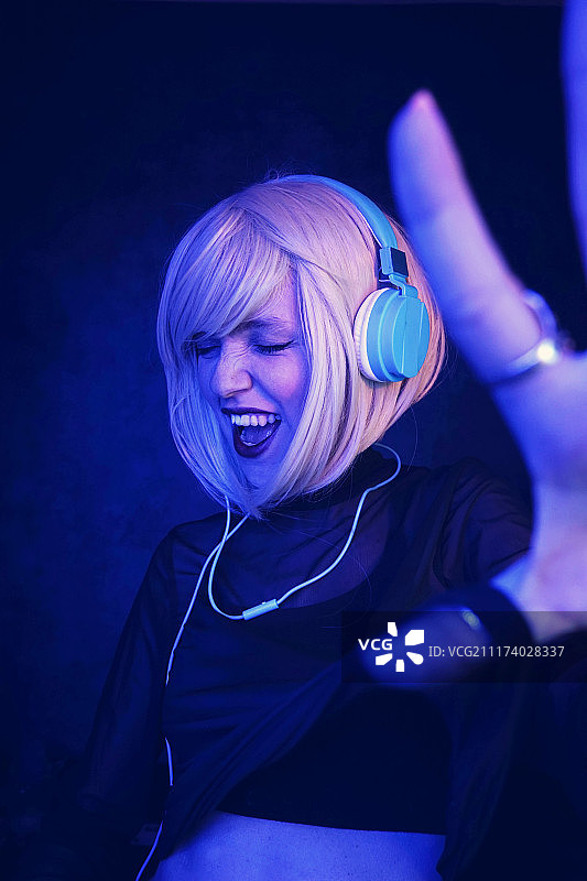 在夜间派对上的年轻女DJ图片素材