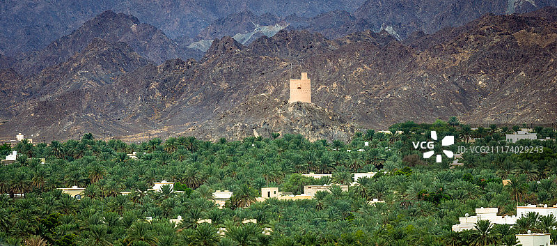 瞭望塔：山脉与农场图片素材