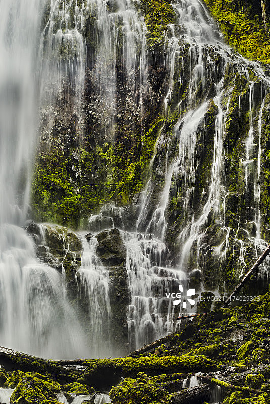 近距离观赏普罗克西瀑布图片素材