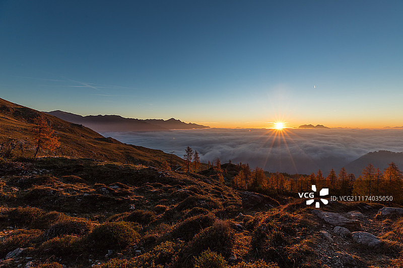 利恩茨多洛米蒂山脉云端之上的绚丽秋日日出图片素材