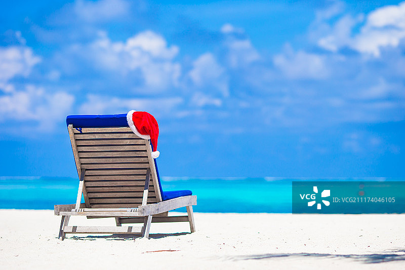 热带白色海滩上的红色圣诞帽图片素材