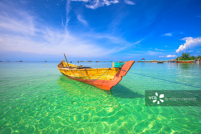 民丹岛的传统船只与清澈海水图片素材