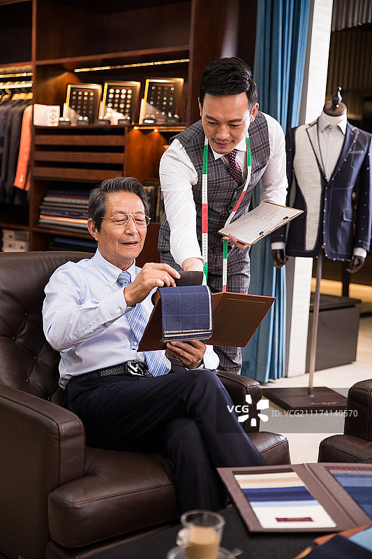 时装设计师和顾客图片素材