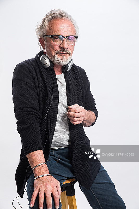 老年男人拿着耳机图片素材