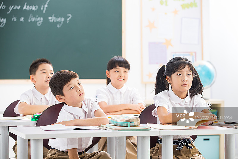 小学生在教室里学习图片素材