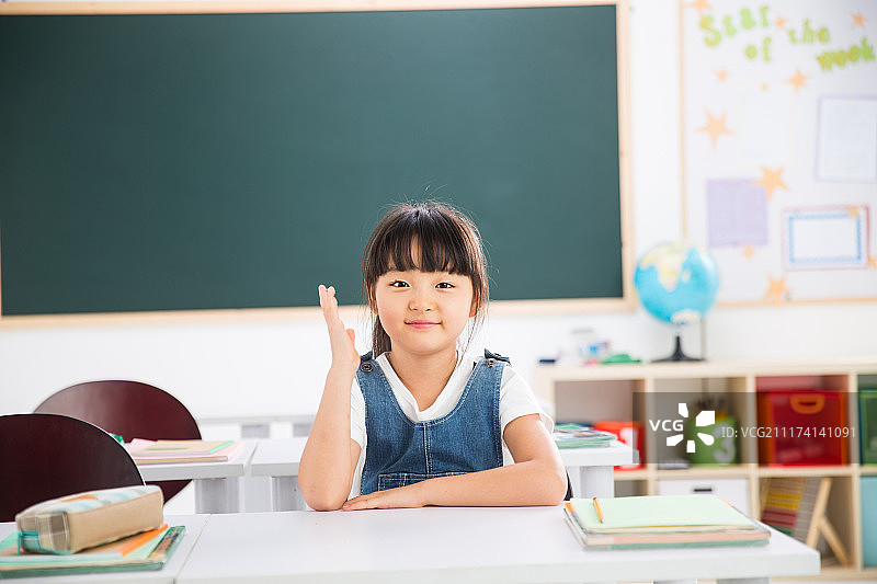 小学女生在教室里图片素材