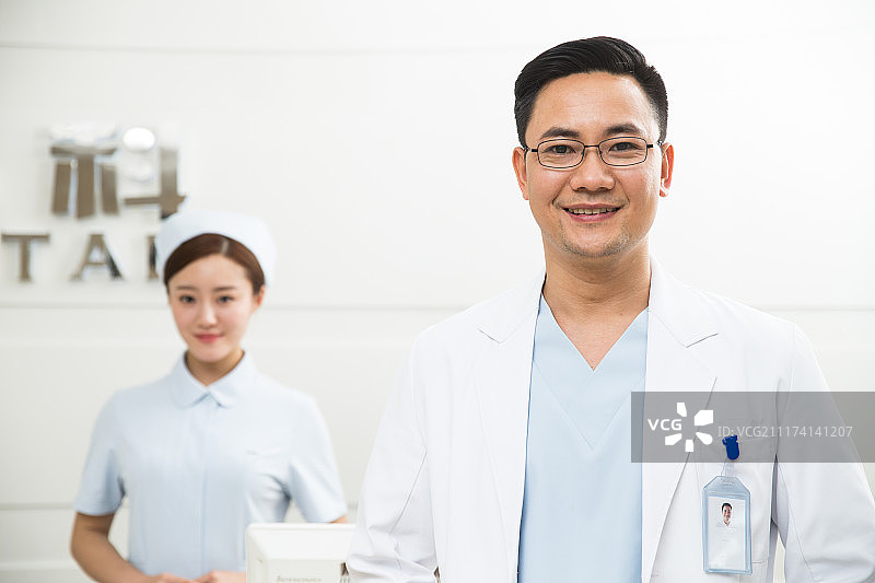 男医生和年轻女护士在服务台图片素材
