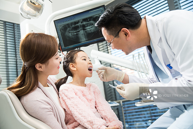 母亲带着女儿看牙医图片素材
