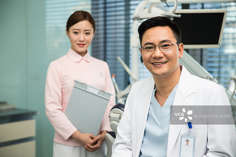 男牙医和女牙医助手图片素材