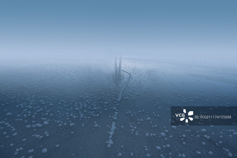 冰面上旅行者的倒影图片素材