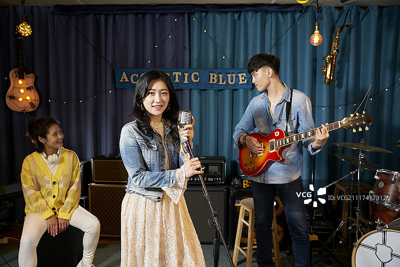 生活方式、音乐、20多岁,年轻的成年人图片素材