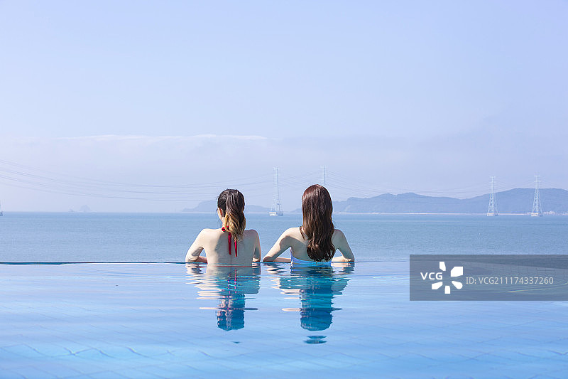 在水中玩耍的美丽女性的夏日假期200图片素材