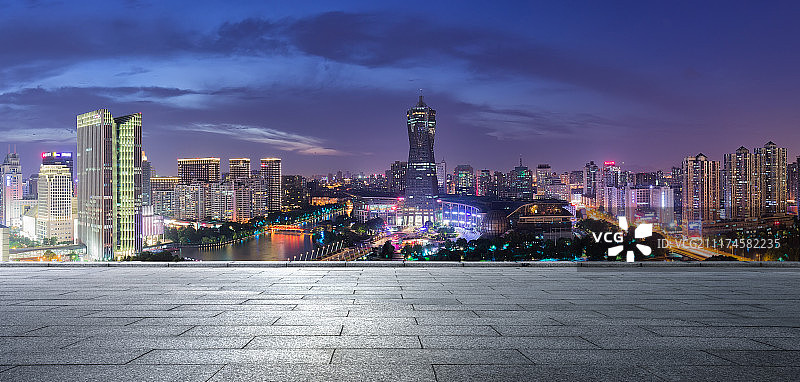 空旷的平台和杭州地标性建筑图片素材