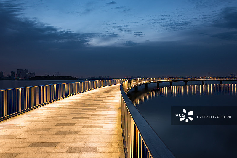 现代城市滨水栈道图片素材