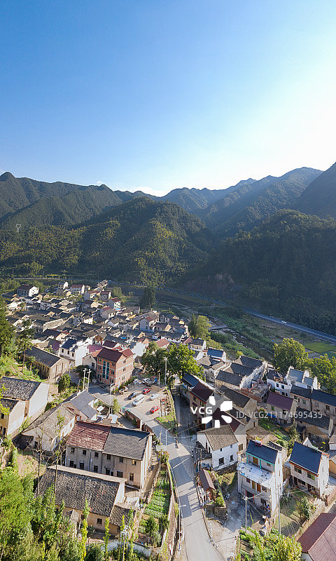 航拍杭州桐庐县富春江镇茆坪村世外桃源风光图片素材