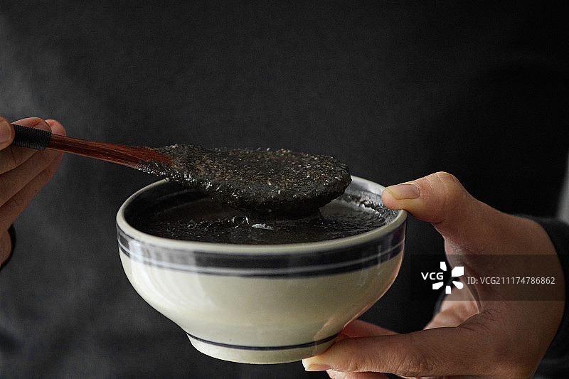 手捧着黑芝麻糊图片素材