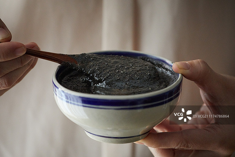 手捧着黑芝麻糊图片素材