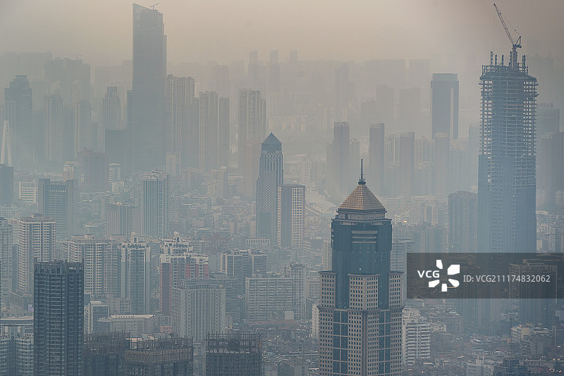雾霾笼罩下的城市高楼大厦图片素材