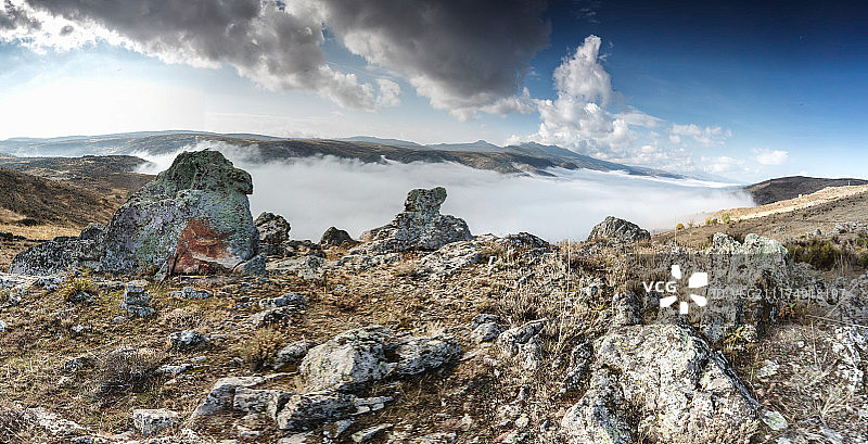 山顶上的风化岩石图片素材
