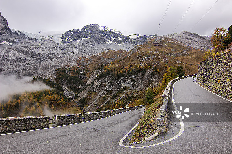 施泰尔维奥秋季山地冰川骑行图片素材