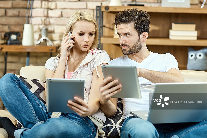 现代情侣居家生活图片素材