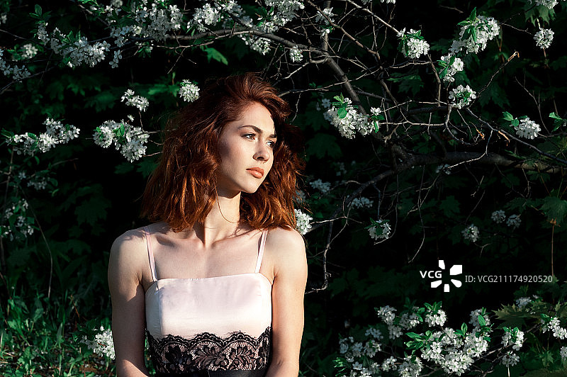 绿背景下的红发少女与鲜花苹果树图片素材