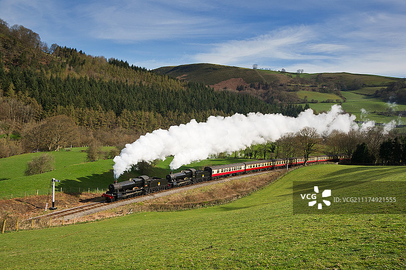 火车穿过丘陵景观图片素材