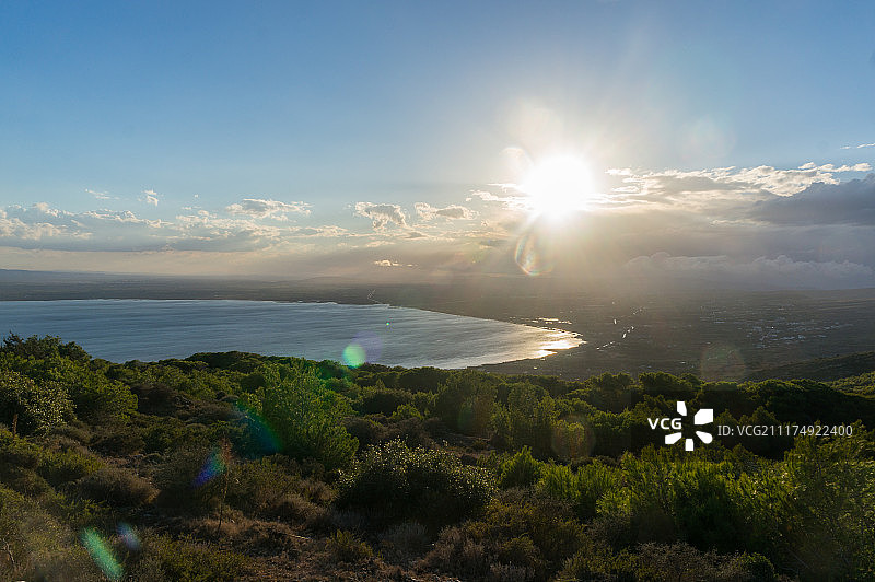阳光洒在湖面上图片素材