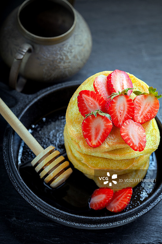 草莓蜂蜜甜煎饼堆图片素材