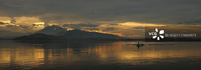 进入黑夜图片素材