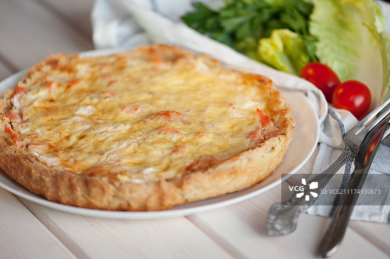 打开的三文鱼菠菜莳萝馅饼图片素材