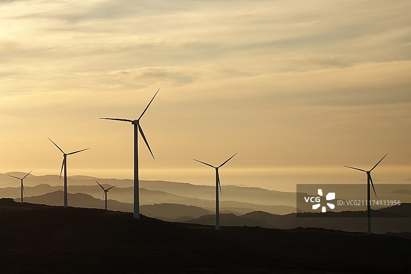 日落时分风力涡轮机的剪影图片素材
