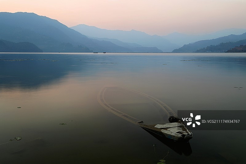 湖中沉船景观图片素材
