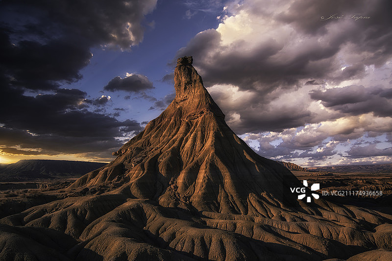 壮丽天空下的岩石图片素材