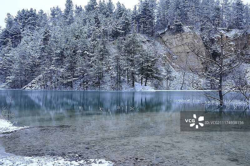 凯尔采附近的湖泊图片素材