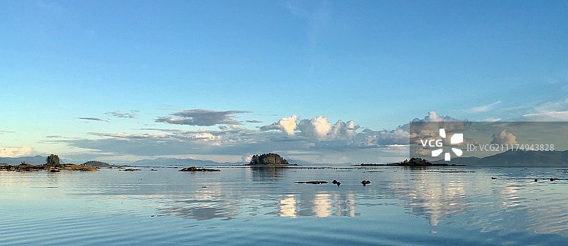 湖面反射的云彩图片素材