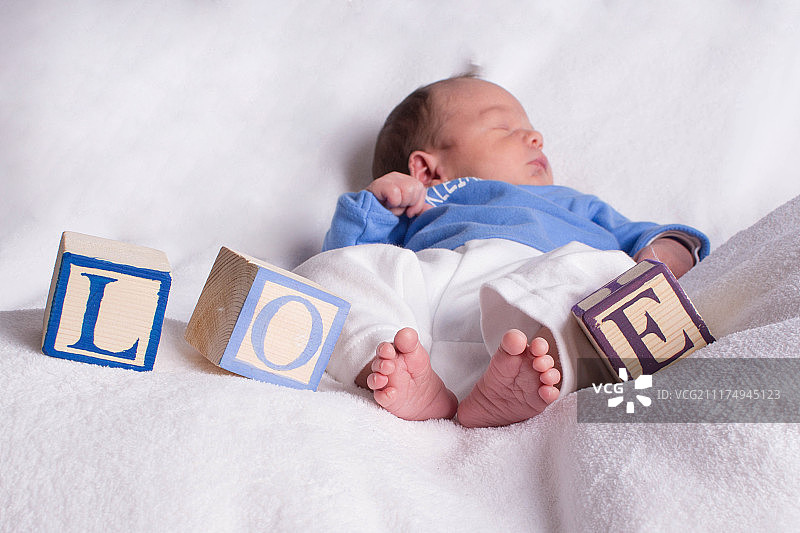 新生男婴图片素材