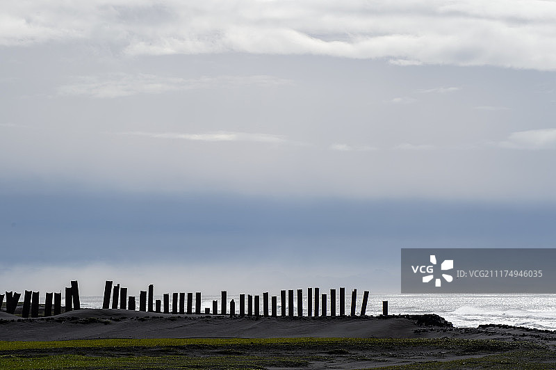 阴天下的防波堤图片素材
