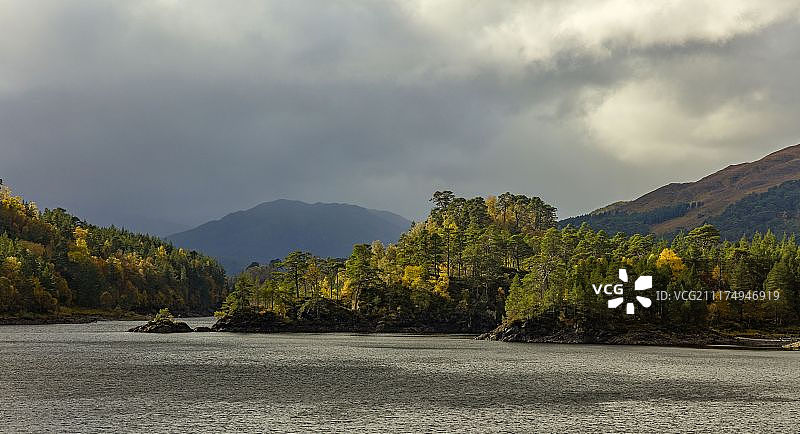 山间森林湖泊景色图片素材