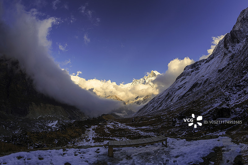 尼泊尔鱼尾峰图片素材