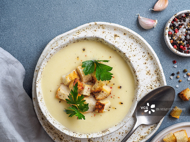 花椰菜浓汤俯视图，留白图片素材