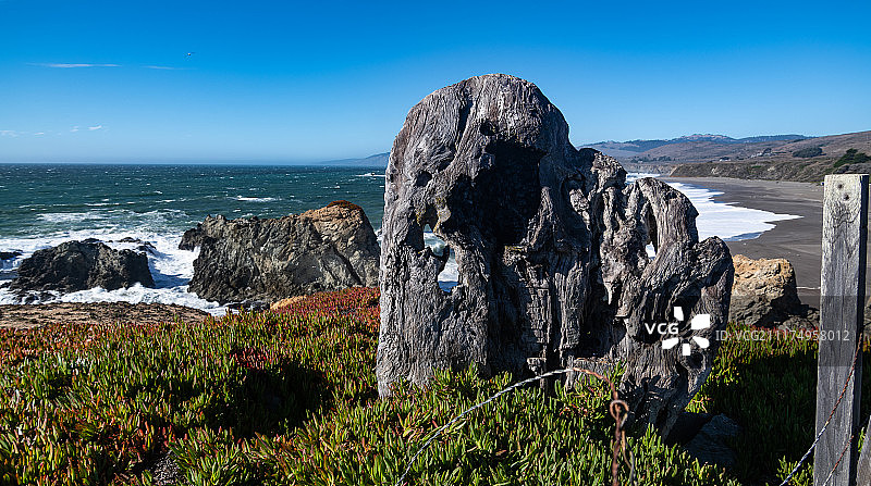 海边海岸线上的巨石图片素材